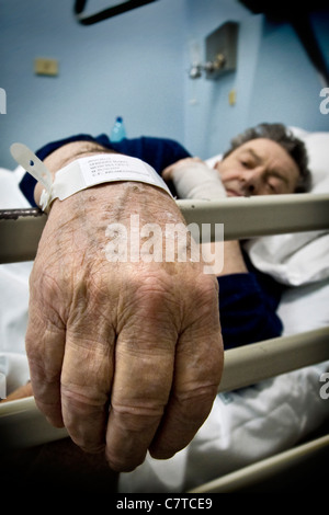 Senior woman erfolgt durch Alzheimer-Krankheit - echte Menschen Stockfoto