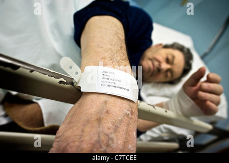 Senior woman erfolgt durch Alzheimer-Krankheit - echte Menschen Stockfoto