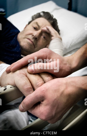 Senior woman erfolgt durch Alzheimer-Krankheit - echte Menschen Stockfoto