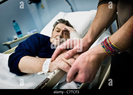 Senior woman erfolgt durch Alzheimer-Krankheit - echte Menschen Stockfoto