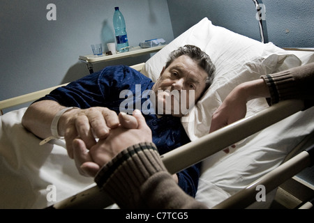 Senior woman erfolgt durch Alzheimer-Krankheit - echte Menschen Stockfoto