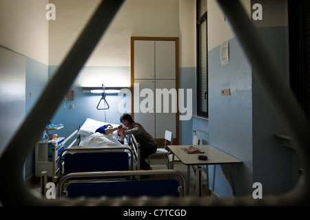 Senior woman erfolgt durch Alzheimer-Krankheit - echte Menschen Stockfoto