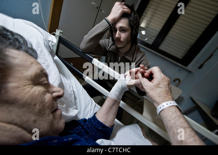 Senior woman erfolgt durch Alzheimer-Krankheit - echte Menschen Stockfoto