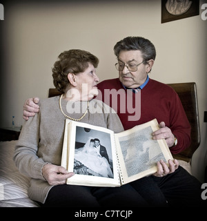 Älteres Paar mit Ehemann erfolgt durch Alzheimer-Krankheit - echte Menschen Stockfoto