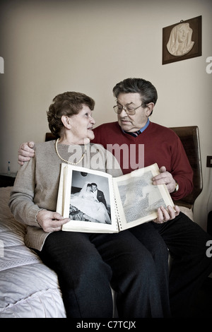 Älteres Paar mit Ehemann erfolgt durch Alzheimer-Krankheit - echte Menschen Stockfoto