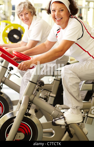 Zwei positive Frauen in Führungspositionen im Fitness-Studio trainieren Stockfoto