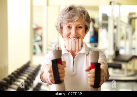 Porträt von ziemlich senior Frau Training mit Hanteln Stockfoto