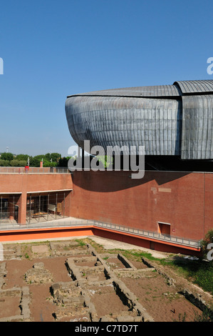 Rom. Italien. Auditorium Parco della Musica, entworfen von Renzo Piano & die Überreste einer antiken römischen Villa. Stockfoto