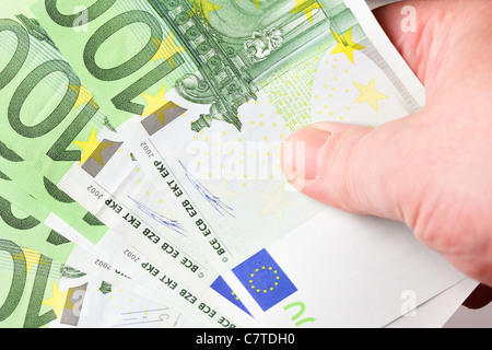 100 Euro-Banknoten in Hand hautnah Stockfoto