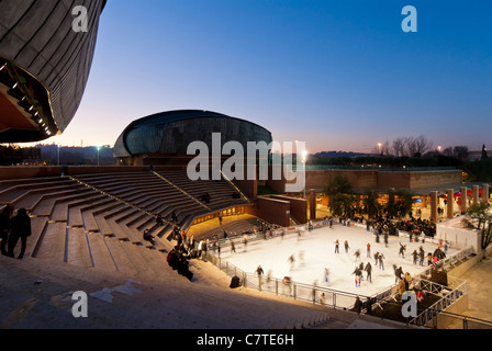 Rom. Italien. Eislaufen in der Aula, entworfen von Renzo Piano (Parco della Musica). Stockfoto