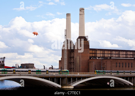 Die neue Pink Floyds Algie fliegt wieder. Das Original flog 35 Jahren für das Cover zum Album 1976 Tiere. Stockfoto