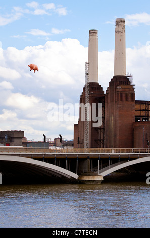 Die neue Pink Floyds Algie fliegt wieder. Das Original flog 35 Jahren für das Cover zum Album 1976 Tiere. Stockfoto