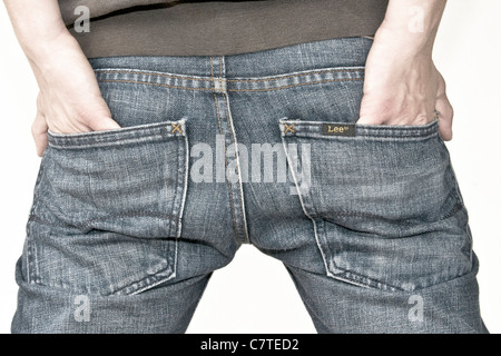 Rückansicht der junge Mann legte die Hände in den Taschen seiner Jeans Stockfoto