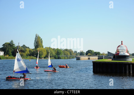 Klasse auf dem Fluss Exe in Exeter in der Nähe von Kai und Haven Banken Segeln lernen. Stockfoto