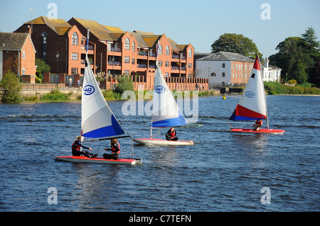 Klasse auf dem Fluss Exe in Exeter in der Nähe von Kai und Haven Banken Segeln lernen. Stockfoto