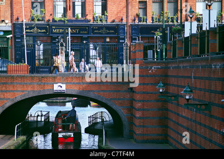 Narrowboat in Breite Straße Tunnel Stockfoto