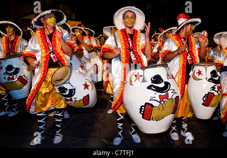 Nicht identifizierte Candombe Trommler teilnehmen am jährlichen nationalen Festival von Uruguay Stockfoto