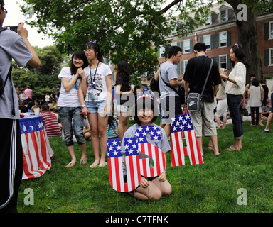 Chinesischen Studenten, die Teilnahme an der Yale University English Language Institute in Yale Summer School besuchen Juli 4. Picknick.