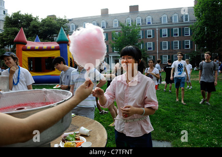 Chinesische Frau College-Student Studium an English Language Institute AtYale Summer School versucht Zuckerwatte zum ersten Mal. Stockfoto