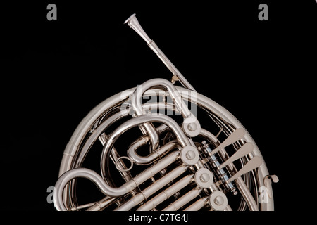 Ein Silber, professionelle Horn isoliert gegen einen schwarzen Hintergrund mit Textfreiraum. Stockfoto