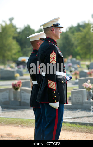 Marines stehen stramm während der Beerdigung von gefallenen Marine-Lanze-Obergefreites Travis M Nelson, der in Afghanistan getötet wurde Stockfoto