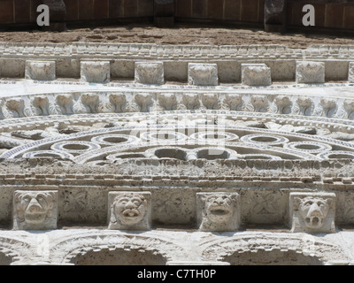 Fassade der Kirche von St. Peter in Tuscania, Mittelitalien. Stockfoto