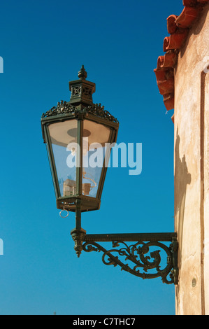 Schmiedeeisen Laterne mit seinen Schatten auf die gelbe Wand, Prag, Tschechische Republik Stockfoto