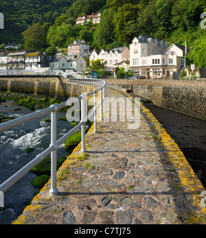 Stein Hafen Wand und Dorf von Lynmouth auf einem Sommer-Morgen, Exmoor National Park, Devon, England. (August) im Sommer 2009. Stockfoto