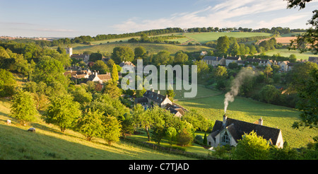 Eingebettet in das Tal in die malerischen Cotswolds Dorf Naunton, Gloucestershire, England auf dem Land. Sommer (Juli) 2010. Stockfoto