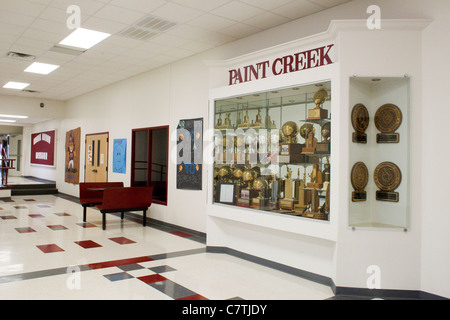 Trophäensammlung auf dem Flur der Schule Gymnasium in Paint Creek, Perrys Heimatstadt im ländlichen Norden Texas Stockfoto