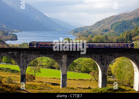 Erstes Scotrail Diesel Zug Kreuzung Glenfinnan-Viadukt im Herbst mit Loch Shiel im Hintergrund, Lochaber Schottland UK Europe Stockfoto