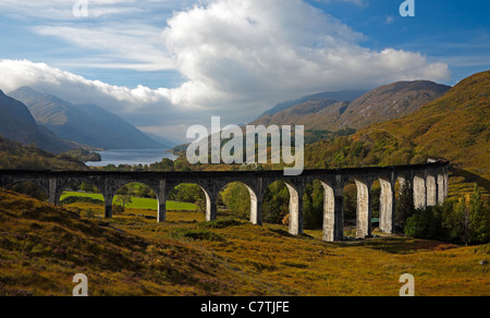 Glenfinnan-Viadukt im Herbst mit Loch Shiel in Hintergrund, Lochaber, Schottland, UK, Europa Stockfoto