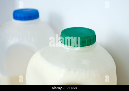 Flaschen ganz und halb Magermilch Stockfoto