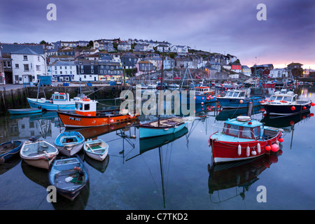 Sonnenaufgang über dem malerischen Hafen in Mevagissey, Cornwall, England. Frühjahr (Mai) 2011. Stockfoto