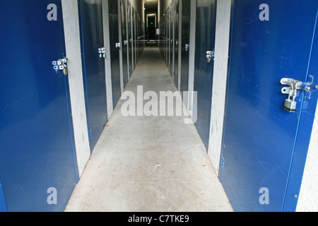 horizontale Ansicht einen Korridor in einem Self-Storage Gebäude mit Vorhängeschloss blauen Türen auf beiden Seiten Stockfoto