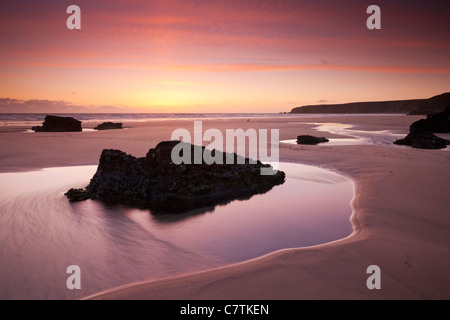 Felsenpools an den sandigen Ufern des Bedruthan Steps bei Sonnenuntergang Cornwall, England. Frühjahr (Mai) 2011. Stockfoto