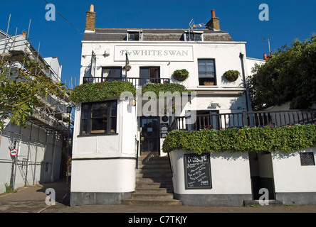 Fassade des weißen Schwanes Pub, mit Blick auf den Fluss Themse in Twickenham, Middlesex, england Stockfoto