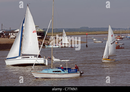 Unterschiedlicher Größe Yachten Segeln auf dem River Deben, Fähre von Felixstowe, Suffolk, UK. Stockfoto