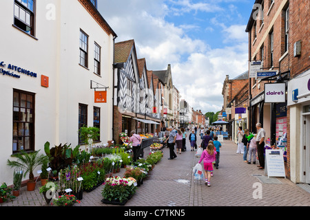 Geschäfte auf der Bohrung Street in der Stadt Zentrum, Lichfield, Staffordshire, England, UK Stockfoto