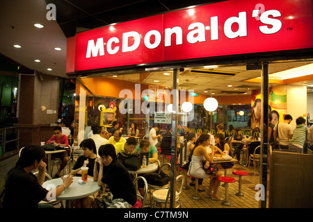 Menschen Essen im McDonalds, Singapur Asien Stockfoto