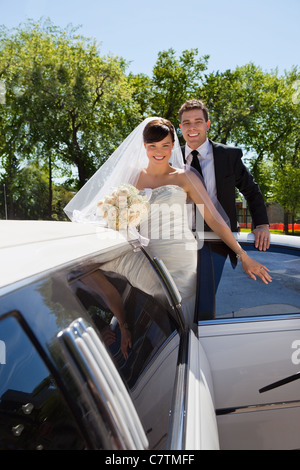 Fröhlich frisch vermählte Paar immer im Auto Stockfoto