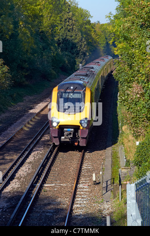Überqueren Sie Land Zug auf der südwestlichen Hauptstrecke (London-Bournemouth) südlich von Winchester, Hampshire, England. Stockfoto
