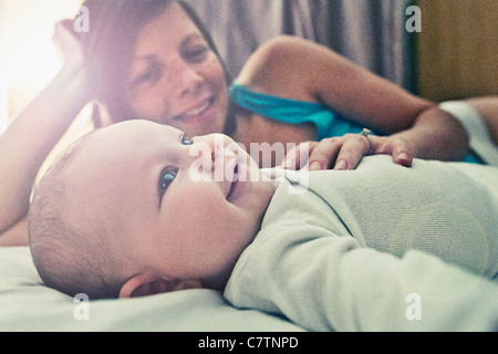 Mutter und Tochter auf Bett Stockfoto