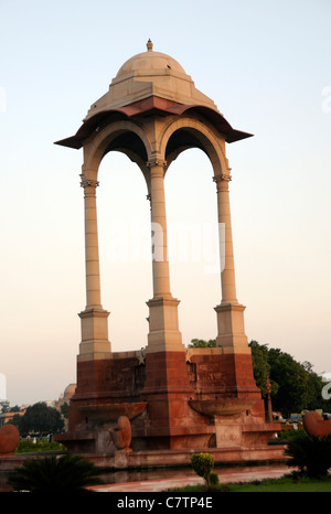 Leeren Sie Baldachin vor dem Denkmal Delhi, India Gate, wo einst eine Statue von König George V. India Gate, Rajpath, Delhi Stockfoto