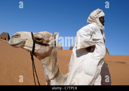 Afrika, Sudan, Nubien, Meroe, lokale Mann in den Ruinen Stockfoto