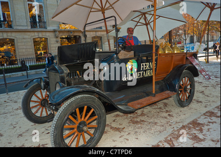 Paris, Frankreich, Geschäftsmann, der Eis vom Antiquitätenstand auf der Straße (in der Nähe der Avenue Montaigne) verkauft, klassische pariser Straßenwagen, die Evolution der Autos Stockfoto