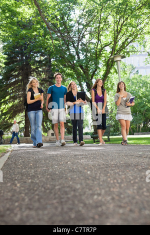 Gruppe von glücklichen jungen Studenten zu Fuß zur Schule Stockfoto