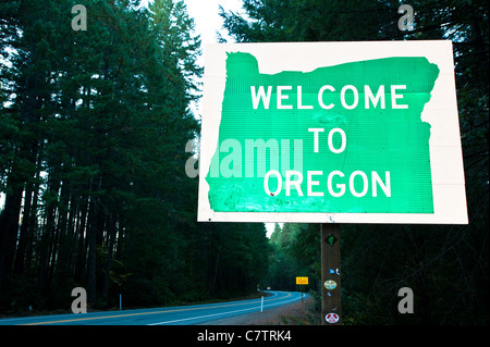 US-199 trägt der Redwood Highway von US 101 nördlich von Crescent City an der Interstate 5 in Grants Pass, Oregon. Stockfoto