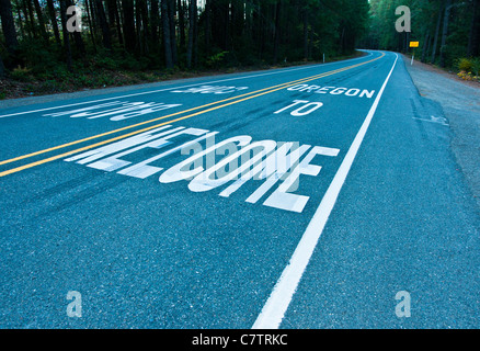 US-199 trägt der Redwood Highway von US 101 nördlich von Crescent City an der Interstate 5 in Grants Pass, Oregon. Stockfoto