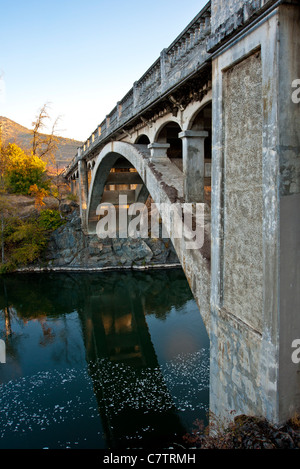 Gold Hill Bridge, von McCullough entworfen und gebaut im Jahr 1927 ist die einzige Open-Zwickel, Fass-Bogen-Brücke in Oregon. Stockfoto